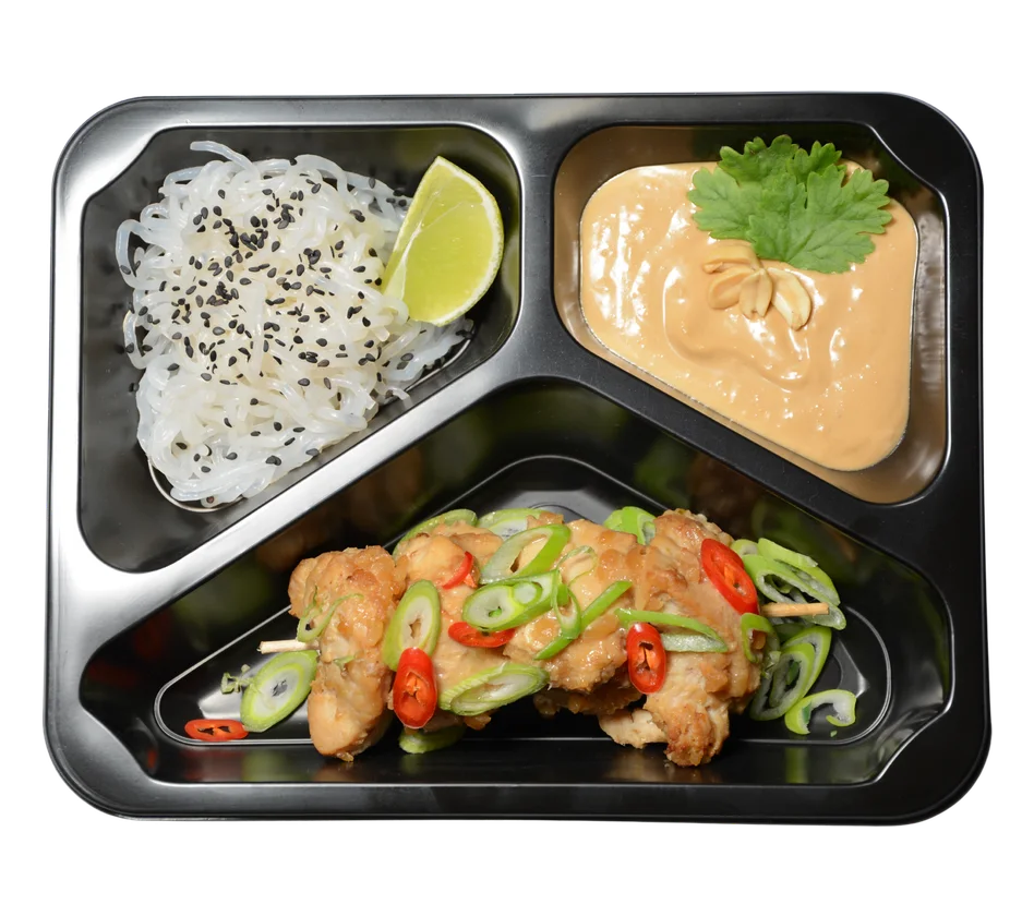 Kuřecí satay s konjakovými nudlemi a arašídovou omáčkou